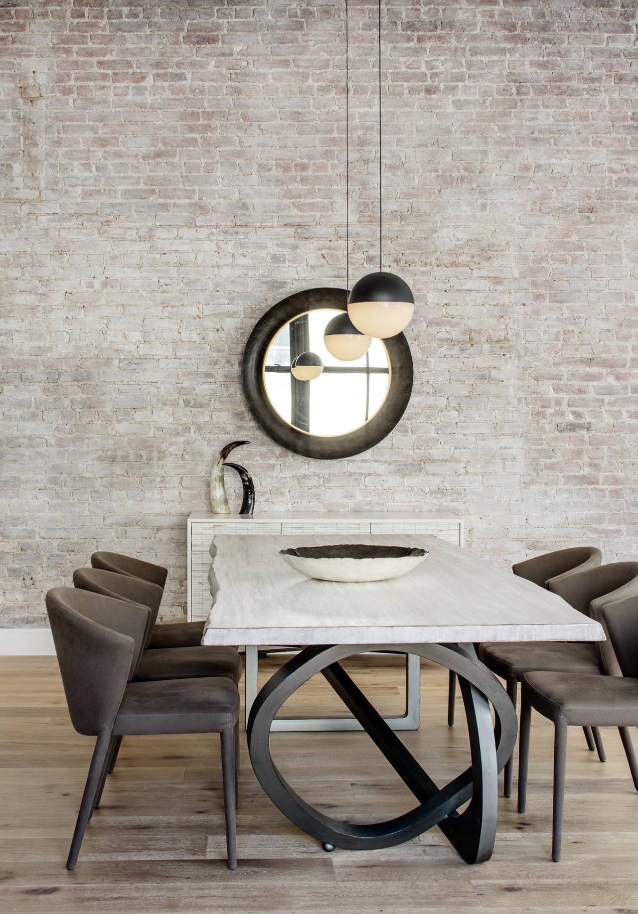 Industrial Dining Room Lighting Designs Shine in a New York Loft (1)