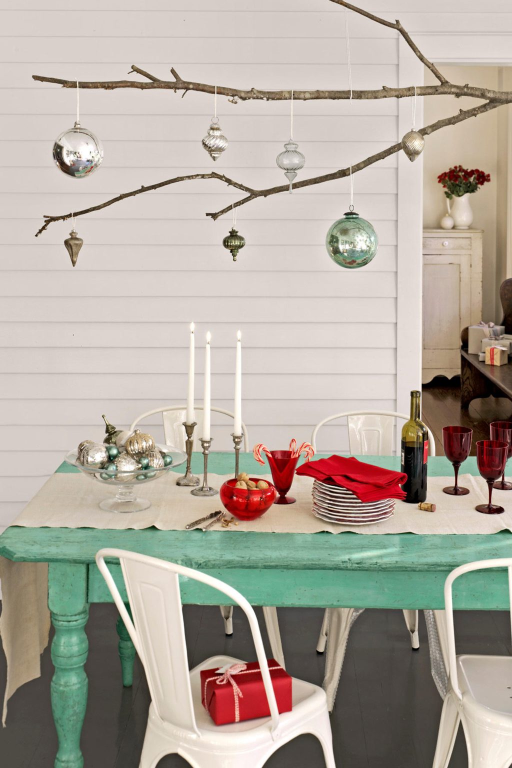 Christmas Table Settings to Make Your Holiday Table Sparkle 4