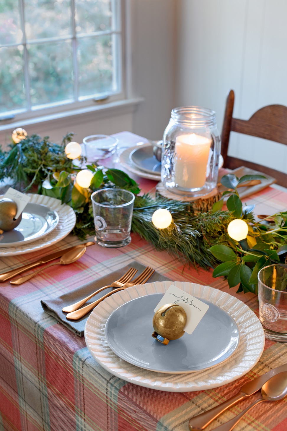 The Best Christmas Decorating Ideas for Your Dining Room Decor 3