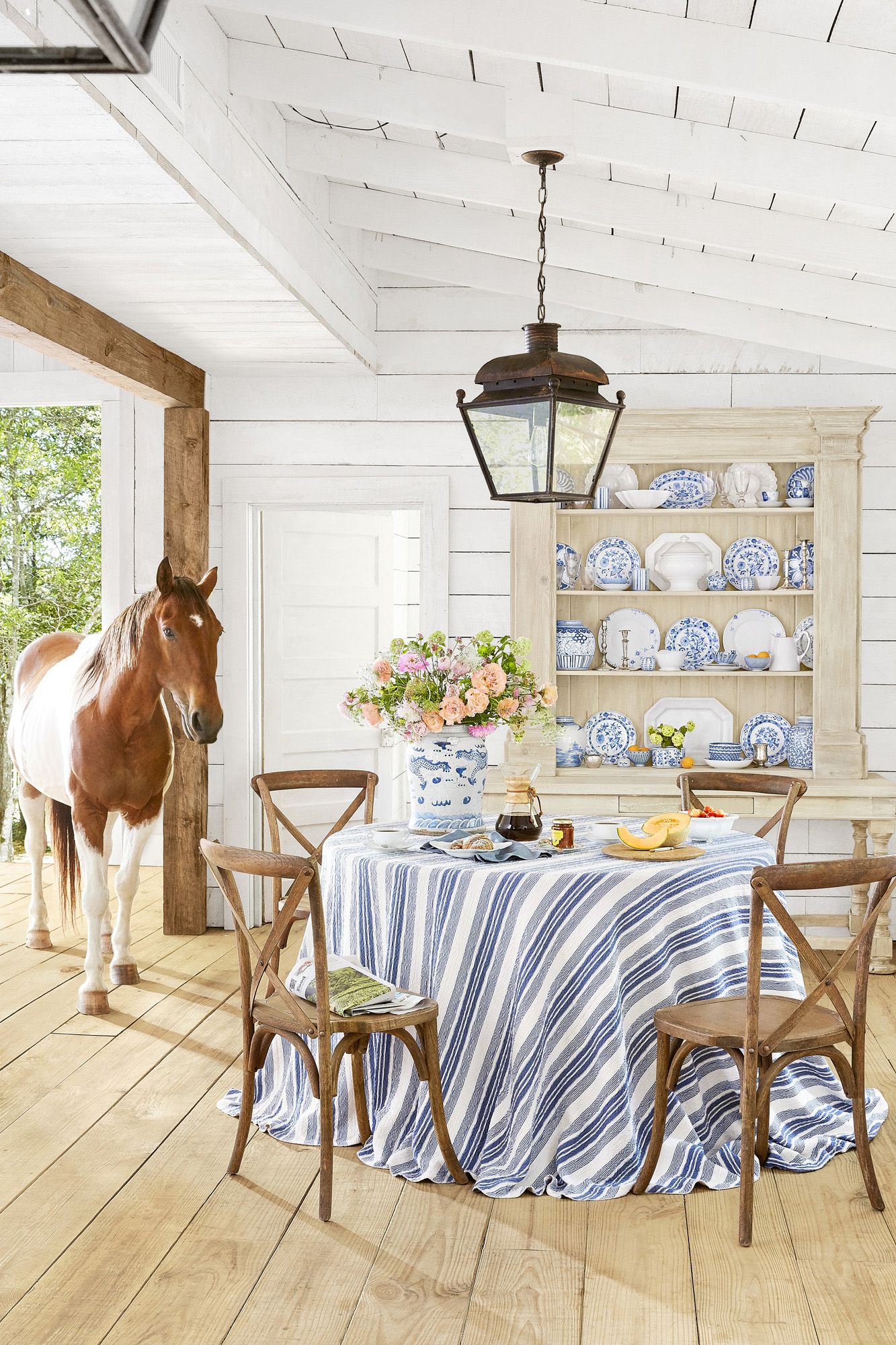 Get To Know The Advantages of Having A Rustic Dining Room! 2