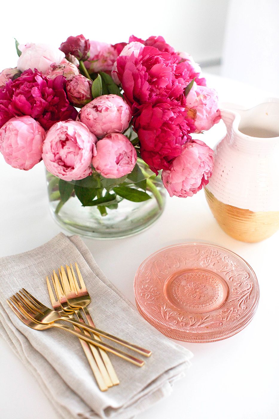 5 Incredible Flower Arrangements For a Last-Minute Dining Room Decor 2
